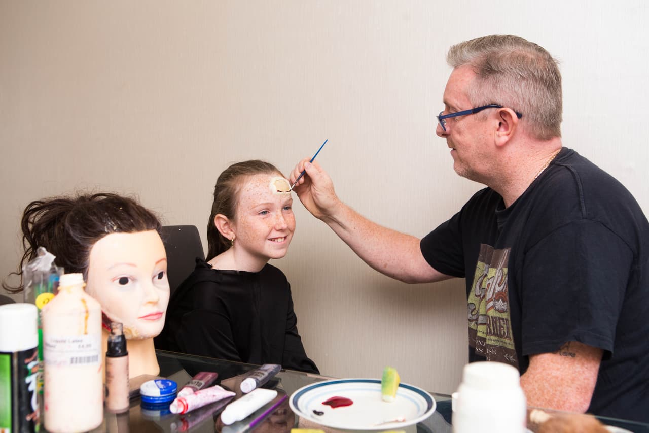 Él se encarga del trabajo pesado.