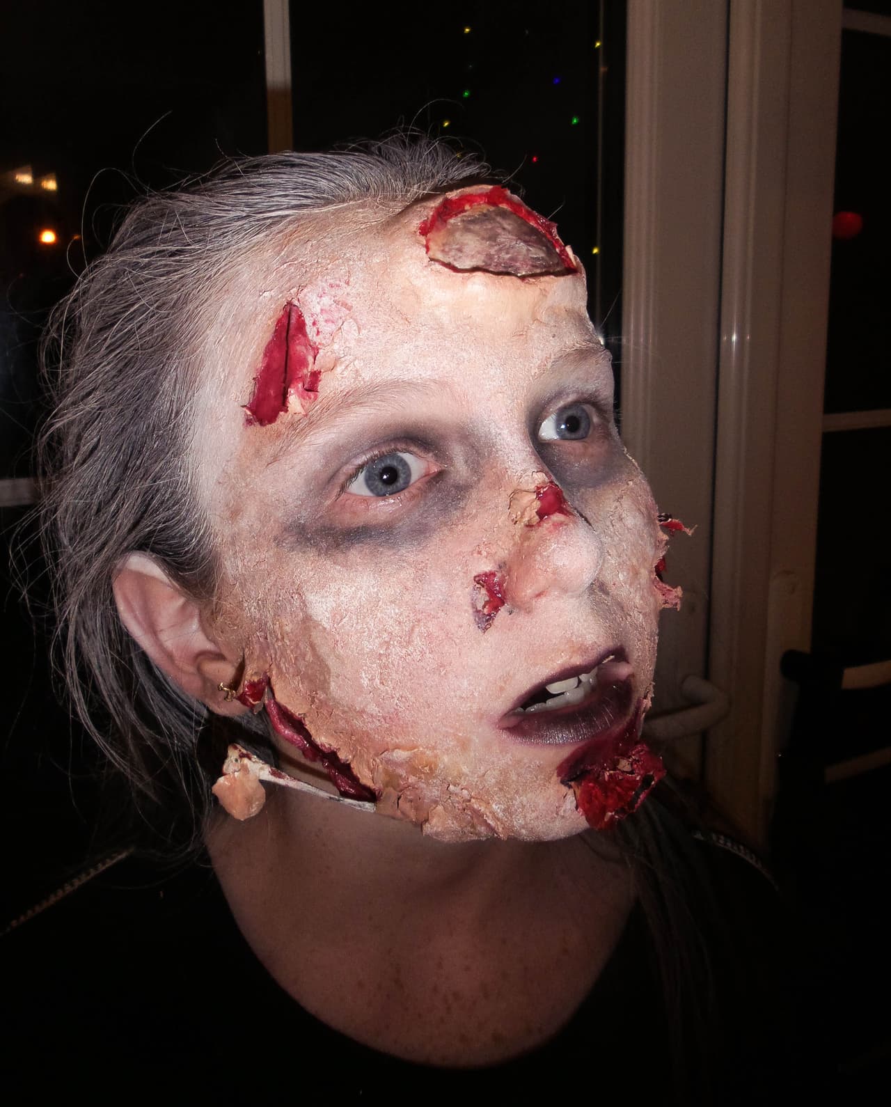 Además, a la pequeña le encanta posar con la creación de su papá.