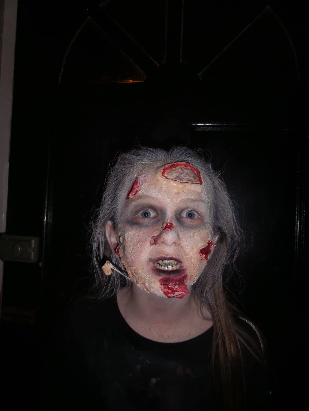 Un hombre transforma a su adorable hija en un ser demoniaco cada Halloween.