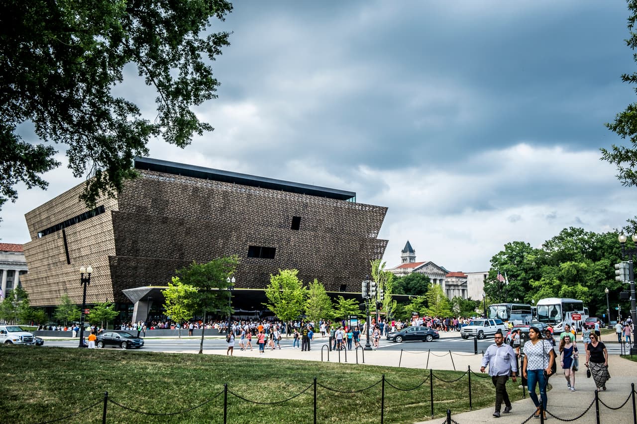 <b>Puesto 2: Washington DC.</b>
<br>
<br>Conocer a la capital del país, donde se encuentran las sedes de los poderes públicos y los monumentos es casi obligatorio. Hay que visitar sus espectaculares museos, entre los que se destacan el Museo de Historia y Cultura Afroamericana (en la fotografía) y el Museo del Retrato. Los visitantes también encontrarán reconocidos restaurantes de todos los orígenes y creativas cervecerías artesanales. 
<br>