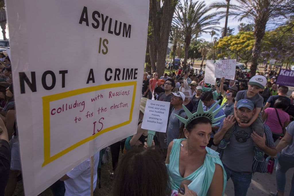 Decenas de personas salieron a las calles de Los Ángeles para expresar su indignación por las políticas migratorias impuestas por el gobierno de Donald Trump, que se rigen por la 'tolerancia cero' y están separando a las familias al llegar a la frontera a pedir asilo.