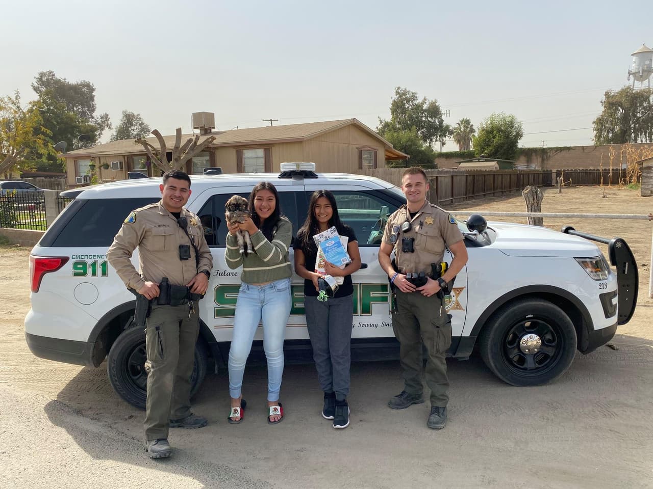 Oficiales del condado de Tulare le devolvieron la sonrisa a una menor tras comprarle un nuevo cachorro
