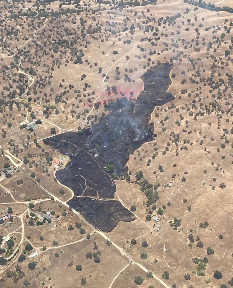 Los bomberos trabajaban en la escena. Sin embargo, la casa no se habría salvado solo con su ayuda.