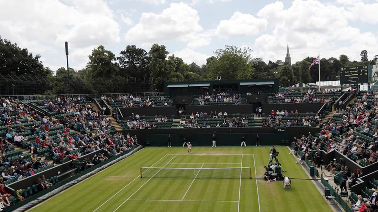 Djokovic gana en el inicio de Wimbledon; Tsitsipas queda fuera