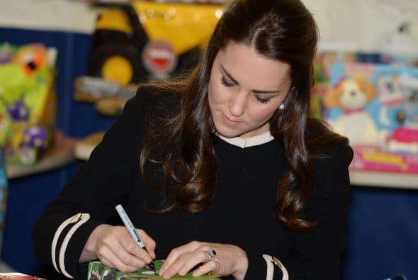 Incluso escribió las tarjetas con los nombres de los niños que recibirían cada paquete.