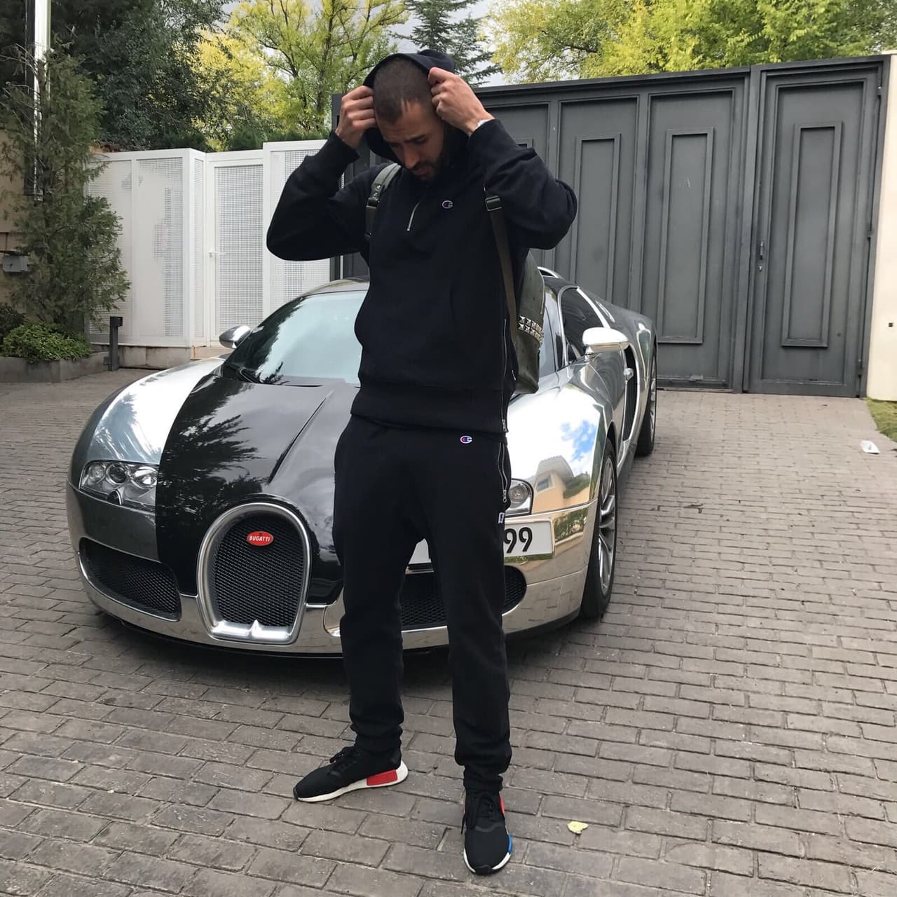 Otro de los afortunados que tiene un Bugatti es el futbolista 
<b>Karim Benzema</b>, quien tiene una amplia colección de autos exóticos entre los que destacan un 
<b><a href="https://www.univision.com/noticias/bugatti" target="_blank">Veyron</a></b>, pero también se suman a él un 
<b><a href="https://www.univision.com/noticias/mercedes-benz" target="_blank">Mercedes-Benz</a> </b>SLR Stirling Moss Edition, 
<b><a href="https://www.univision.com/temas/ferrari" target="_blank">Ferrari</a></b> 458 Spider, así como un 
<b><a href="https://www.univision.com/temas/rolls-royce" target="_blank">Rolls Royce</a></b> y un
<a href="https://www.univision.com/temas/porsche" target="_blank"> <b>Porsche</b></a>.