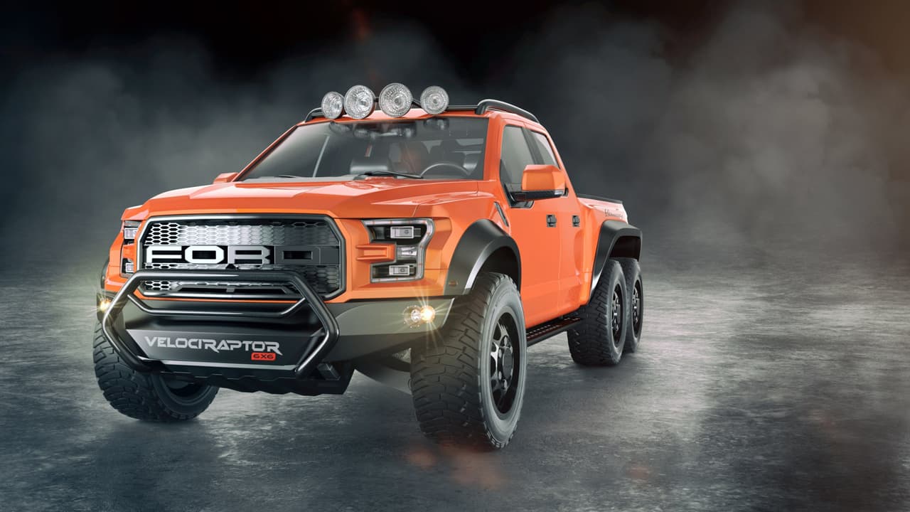 La Hennessey VelociRaptor 6X6 es la visión de la casa de tuning Hennesey Performance, basada en la ciudad de Houston en el estado de Texas, de los extremos a los que se puede llegar a la hora de personalizar una camioneta pickup con la potencia en mente. A nadie escapa que la obvia musa del proyecto es la Mercedes-AMG G63 6x6 construida entre 2013 y 2015, sin embargo la VelociRaptor 6x6 aventaja a su fuente de inspiración en unos sustanciales 64 caballos de fuerza.