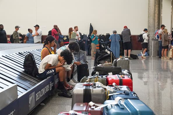 ATLANTA, GEORGIA - 20 DE JULIO: La gente hace fila en el Aeropuerto Internacional Hartsfield-Jackson el 20 de julio de 2024 en Atlanta, Georgia. Tras la interrupción global de TI de ayer, la gente sigue teniendo problemas para navegar en los viajes aéreos, encontrar su equipaje y volver a reservar vuelos que habían sido cancelados. (Foto de Megan Varner/Getty Images) Crédito: Getty Images.