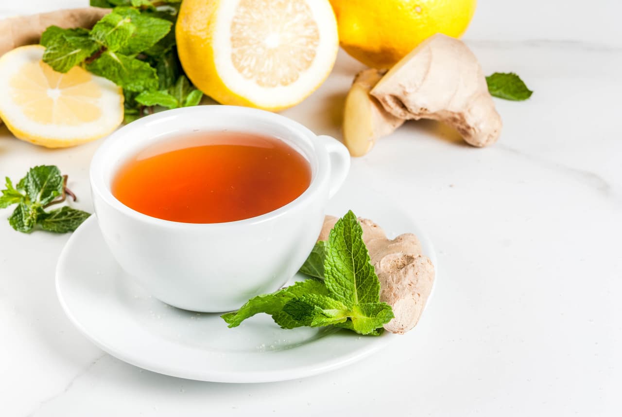 <b>Té de jengibre.</b> Un té de jengibre con canela, miel y limón te ayudará a mantenerte sana y libre de alergias durante la temporada de frío.