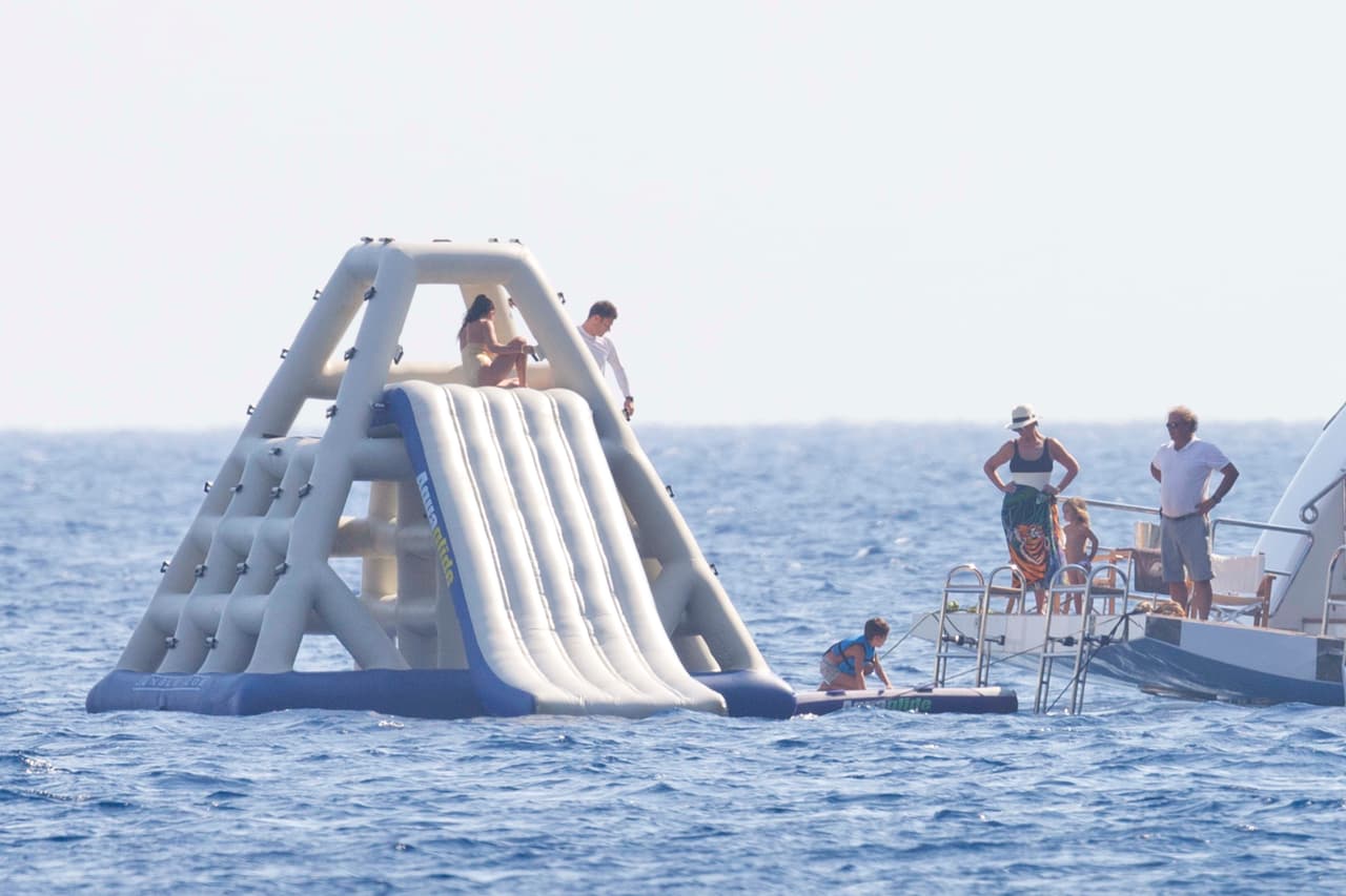 Se divirtieron en unos juegos inflables en altamar.