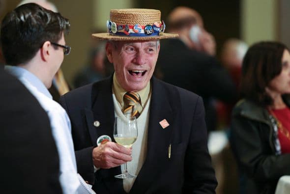 Hank Schwab de Atlanta usa un patriótico sombrero que ha llevado durante los últimos 30 años. Schwab apoyó a David Perdue quien ganó un escaño en el Senado por Georgia.