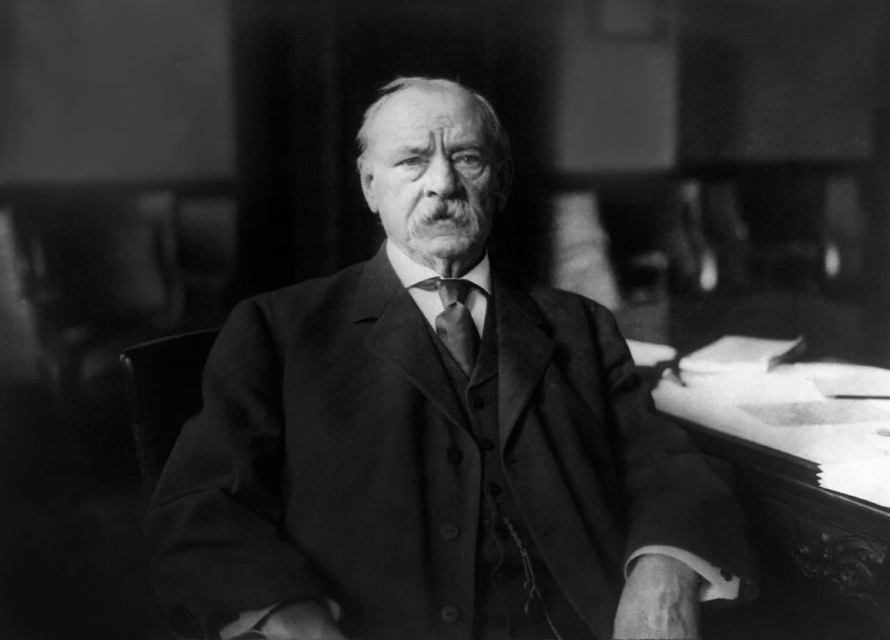<b>1885: Grover Cleveland</b> (demócrata) renunció tras ser elegido como Presidente de los Estados Unidos. Cleveland fue derrotado en su intento de reelección presidencial de 1888, pero ganó la reelección en 1892, convirtiéndose en el único presidente de la historia del país en ejercer dos mandatos no consecutivos.