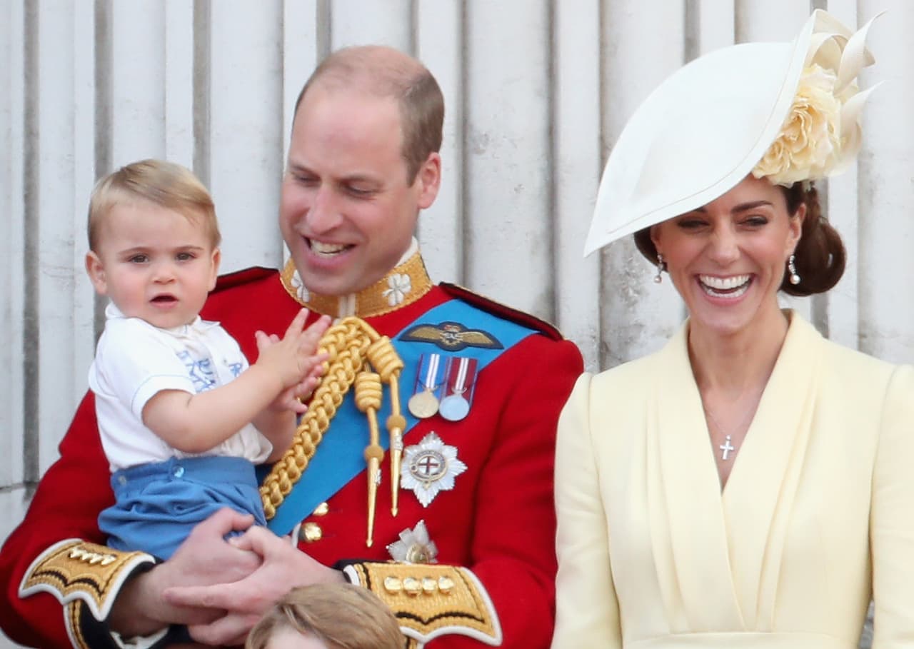 El príncipe William se sinceró como pocas veces lo ha hecho sobre la muerte de Lady Diana y cómo eso lo llegó a impactar en su faceta como 
<b><a href="https://www.univision.com/famosos/cuarto-hijo-para-kate-middleton-y-el-principe-william-la-duquesa-despeja-las-dudas-fotos" target="_blank">padre de tres hijos. </a></b>
<br>