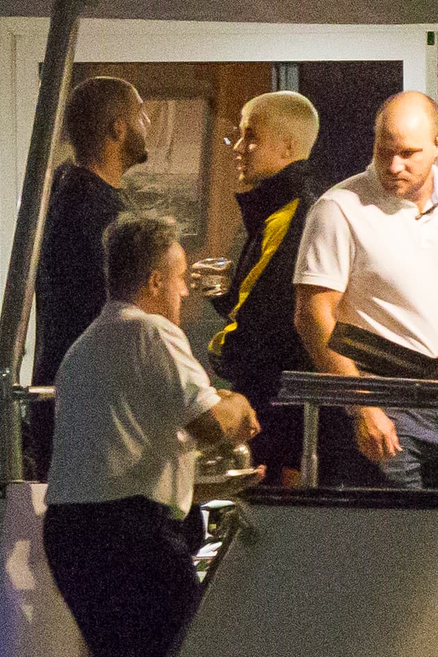 Justin Bieber fue visto de fiesta en un barco con alrededor de diez mujeres, bebiendo, charlando y bailando hasta bien entrada la noche, desembarcando alrededor de la 1:30 a. m. el 12 de marzo. Justin también pareció entrar en una discusión con uno de sus guardias de seguridad antes de darle un abrazo.