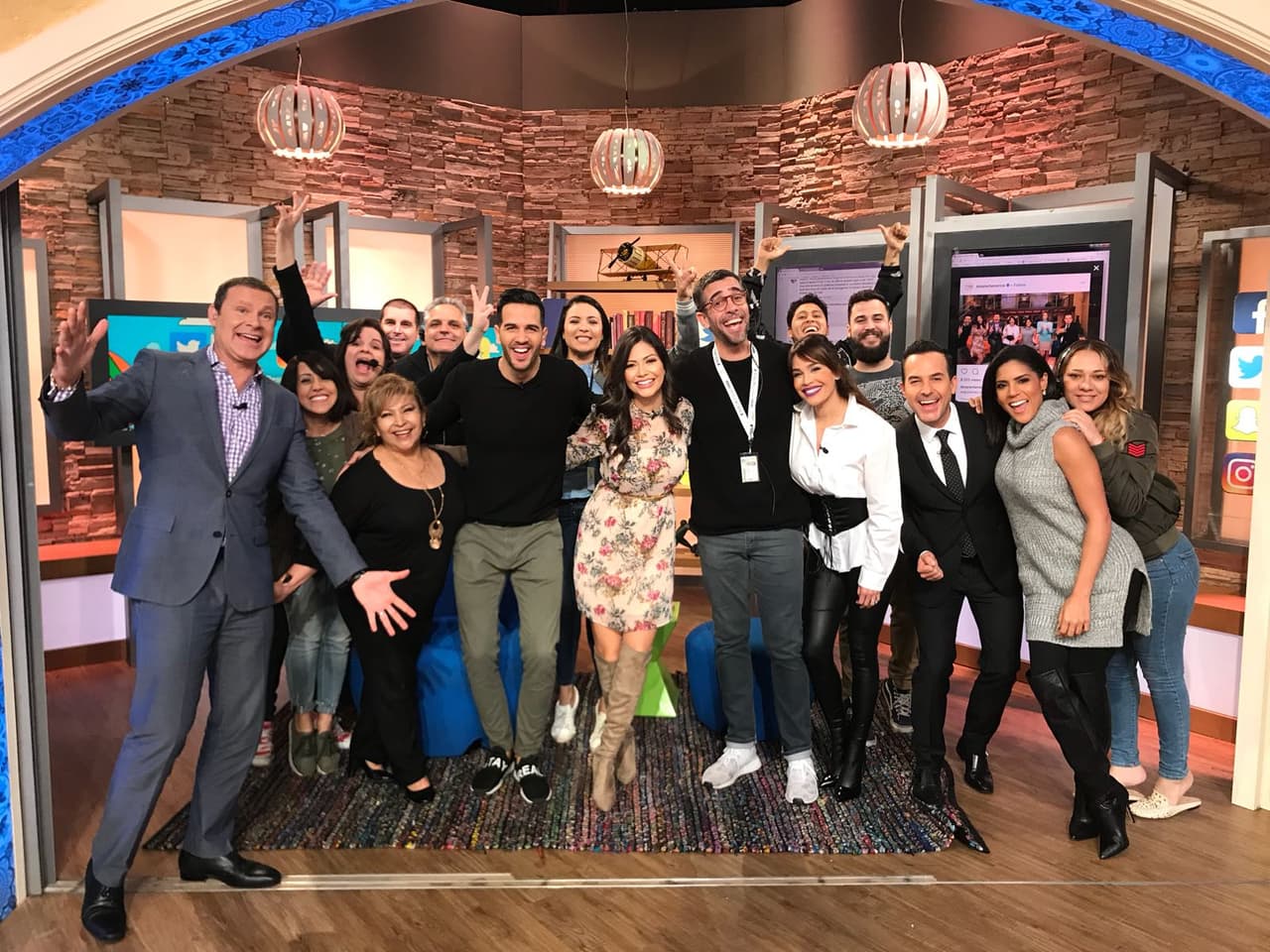 Con esta foto queremos decir "Gracias a todos" por seguirnos en Despierta América.