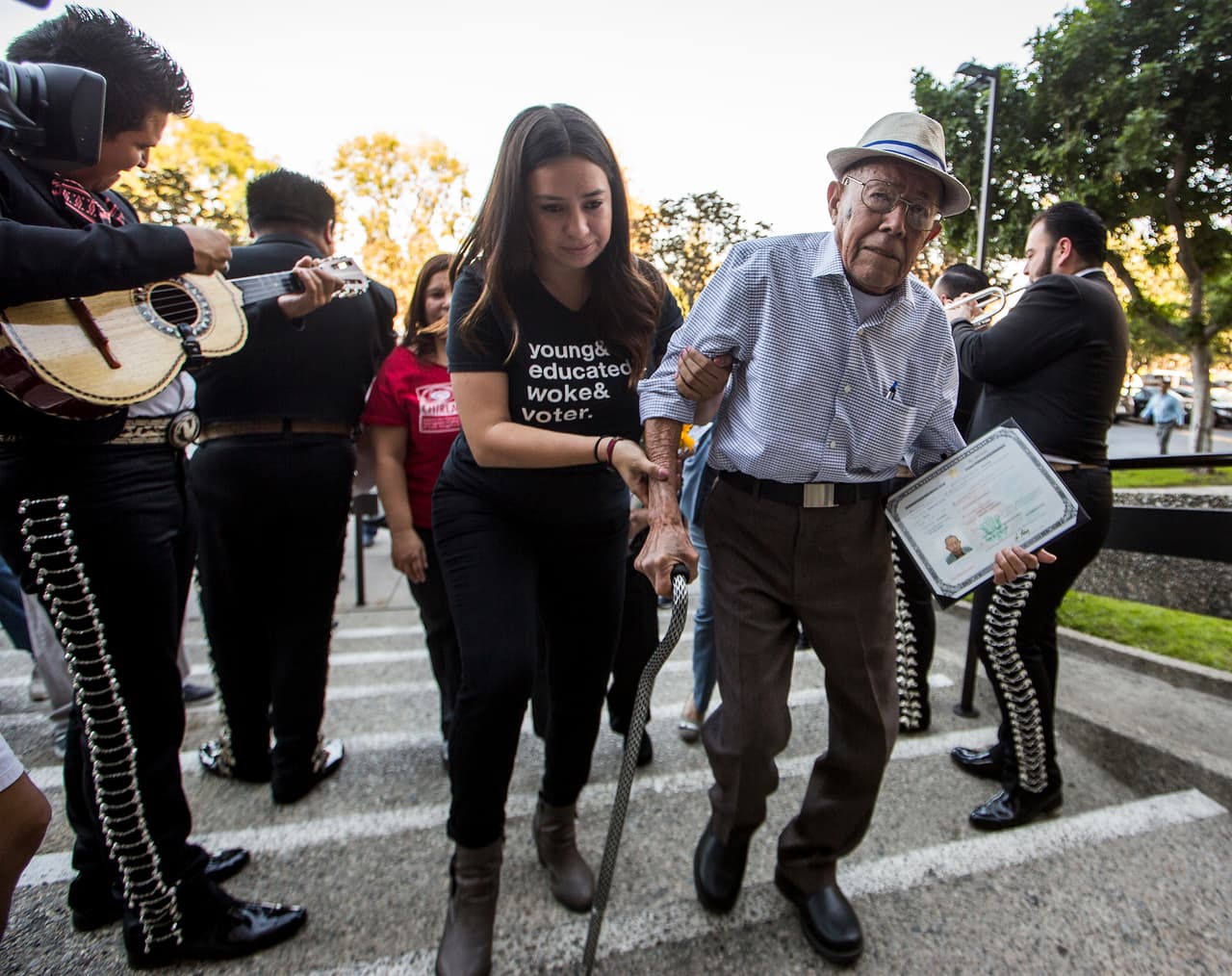 Un hispano de edad avanzada llega a votar a una casilla en un vecindario de Los Ángeles.