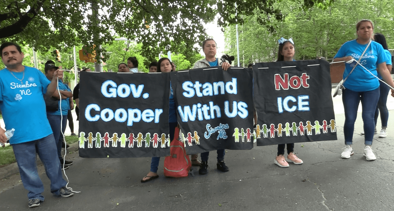 Tras la marcha de el 4 de mayo hacia la mansión del Gobernador, ya preparan la siguiente acción pública. Se trata de una vigilia propgramada para el 11 de mayo en las afueras de la mansión del gobernador donde el Colectivo NC con más de 20 organizaciones se reunirán para exigirle @Roy Cooper que no firme el proyecto de ley HB370 en caso de que avance por todos los comités de la Cámara baja en el estado.El sábado 4 de mayo, cerca de 200 hispanos marcharon hacia la mansión del Gobernador de Carolina del Norte, Roy Cooper, para pedirle que no apruebe propuestas de ley antiinmigrantes cuando lleguen a su escritorio.Las que más preocupan a la comunidad indocumentada por el momento, son la HB370 y la HB135, las cuales buscarían la cooperación entre los alguaciles de los Condados y la Agencia de Inmigración y Aduanas, ICE por sus siglas en inglés, lo cual desencadenaría de acuerdo a los activistas en un incremento en las deportaciones de inmigrantes sin documentos en Carolina del Norte.Madres, padres de familia, organizaciones y aliados de la comunidad alzaron las voces para exigir que el Gobernador Cooper los escuche.Durante la protesta, el Gobernador no hizo presencia, así como ninguna autoridad en representación del funcionario público.Esta marcha fue encabezada por la organización Siembra NC y apoyada por organizaciones aliadas como El Comité Popular Somos Raleigh y El Pueblo.“Quiero decirles a los que no pudieron venir hoy que habrá más oportunidades de apoyar y que no podemos quedarnos callados porque estas leyes afectarían a nuestras familias”, indicó en entrevista para Univision una de las manifestantes.