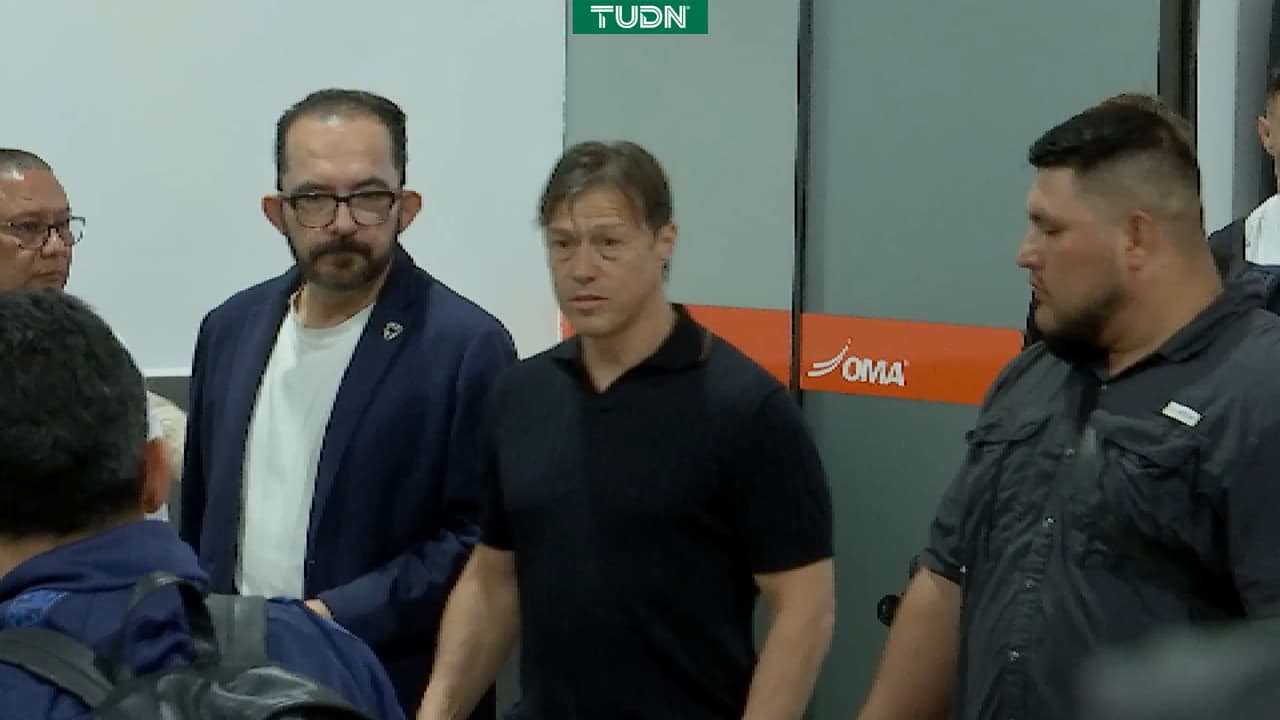 Almeyda llega al aeropuerto de Monterrey para ser entrenador de Rayados en el Apertura 2026