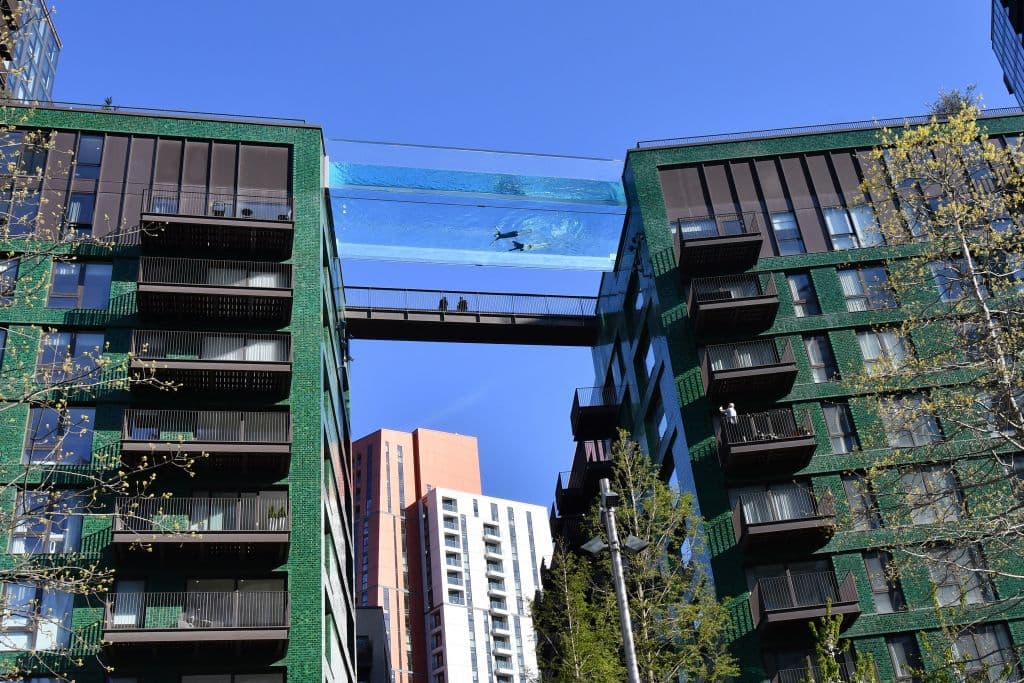 <b>Una piscina de acrílico</b>, instalada entre dos edificios, es el nuevo símbolo de estatus en la ciudad de Londres, Inglaterra.
