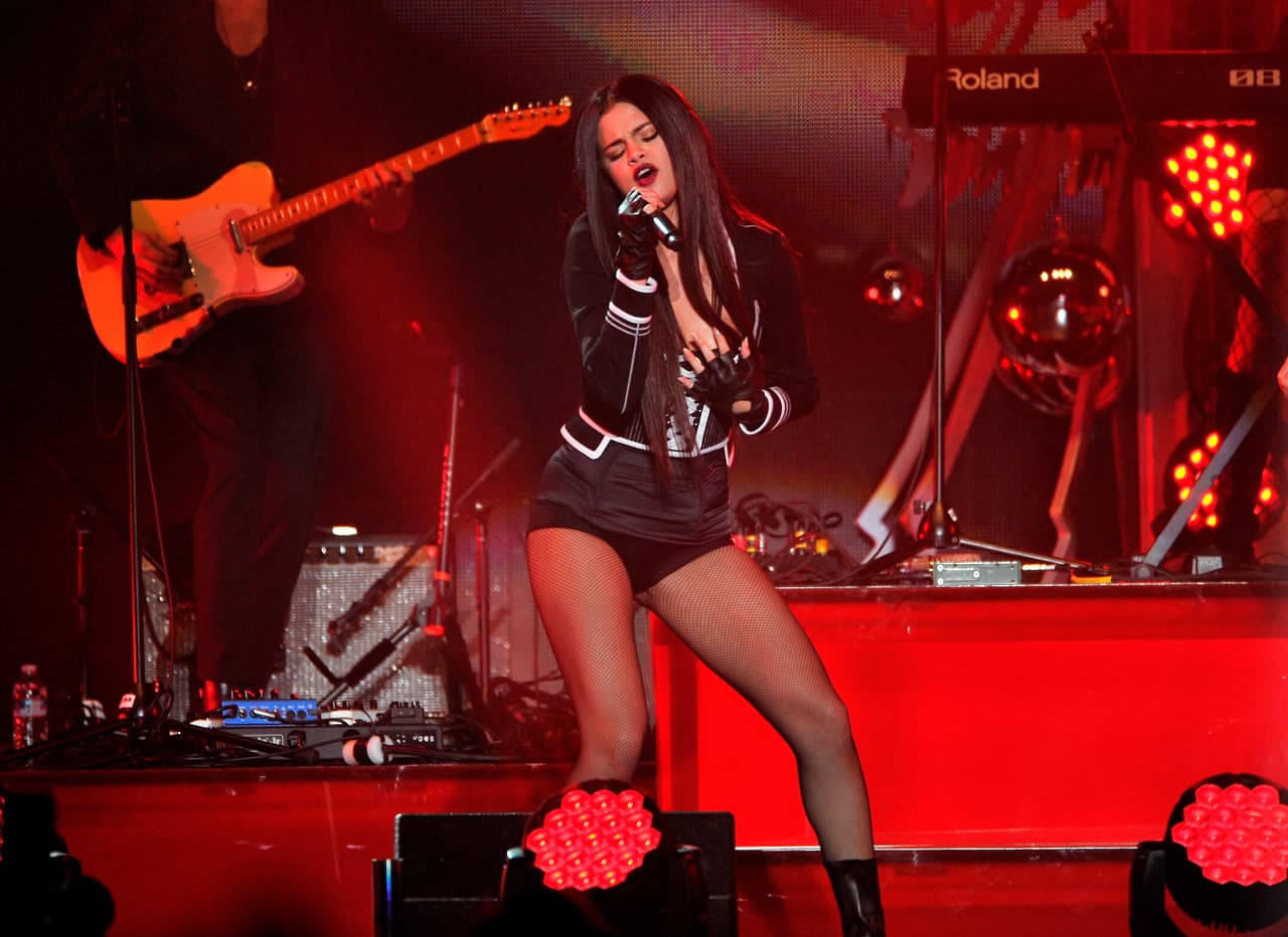 Actualmente promociona el tema 'Same Old Love'.