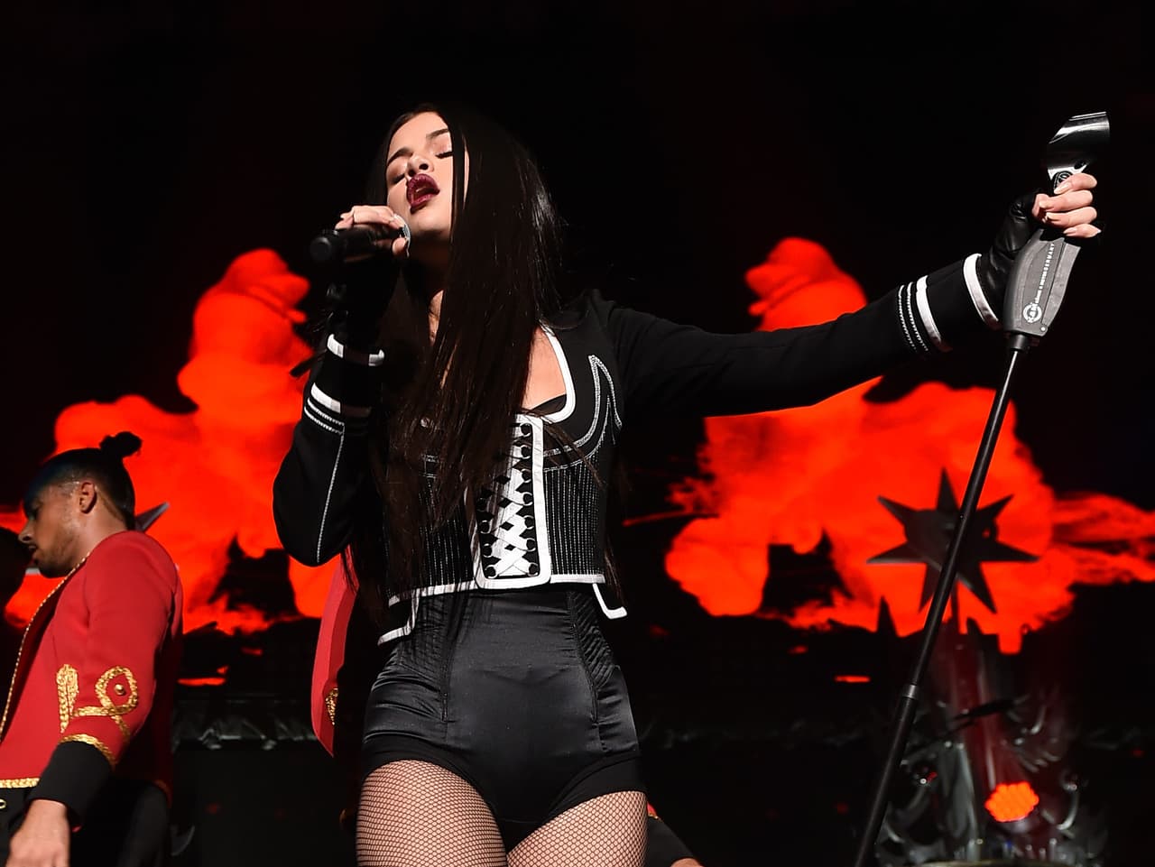 En cuanto a su vestuario, Selena cada día nos sorprende más.