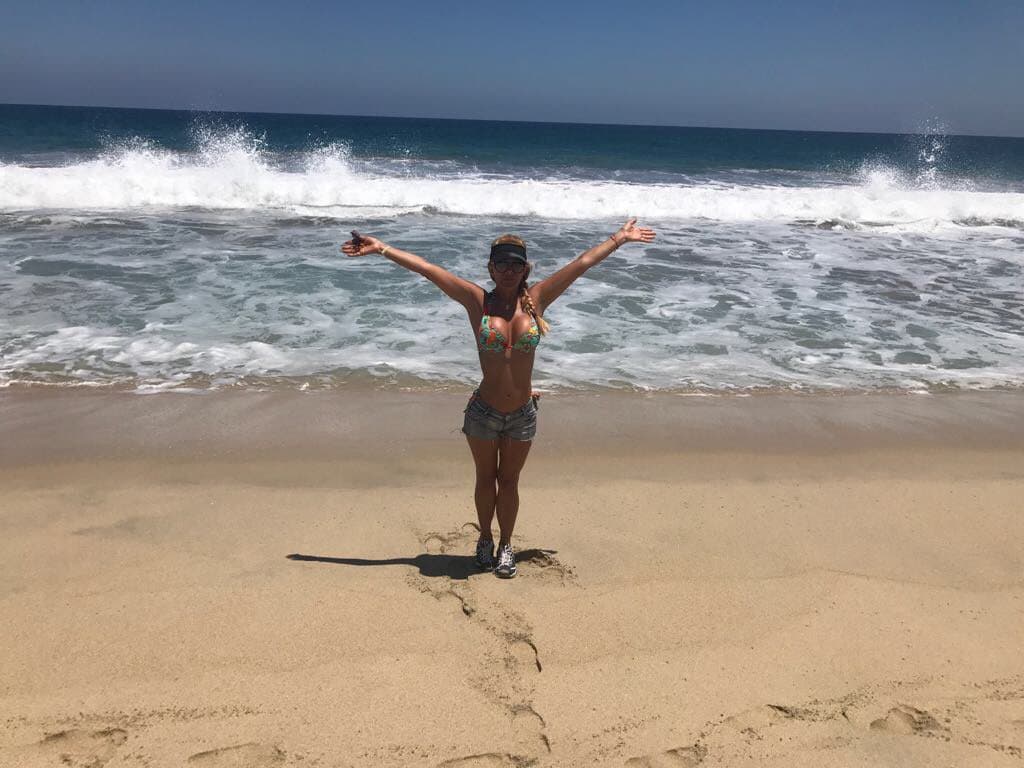 <b>Olivia Collins</b> no quiso revelar su destino vacacional, pero lo que sí mostró fue un espectacular bikini, luciendo una figura de envidia.