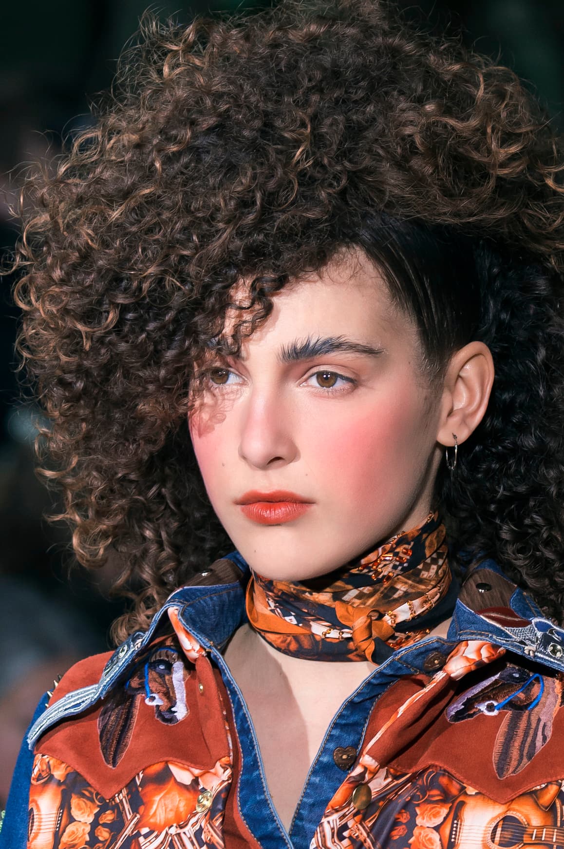 <b>Pieles frías.</b> Si le quieres dar un toque gélido a la piel de tu rostro aplica blush rosado sobre tus mequillas. Este tipo de maquillaje imita el efecto que tiene el frío sobre la piel.
<br>