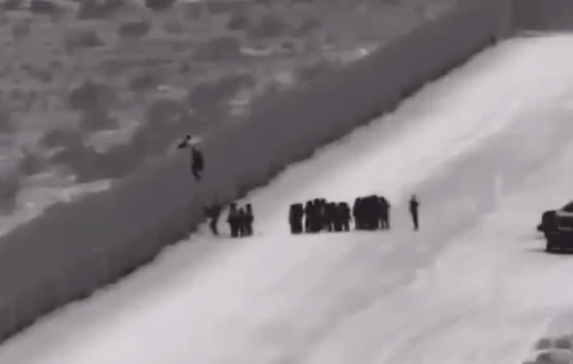 "Coyotes" y escaleras: Así cruzan a EEUU familias enteras en busca de asilo