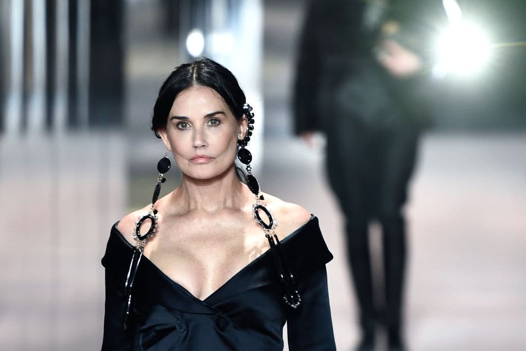 El 27 de enero pasado, Demi Moore desfiló en la semana de la moda de Paris, como parte de la pasarela de Fendi, para su temporada Primavera-Verano 2021. Su rostro lucía diferente, por lo que la actriz llamó la atención del público que comenzó a cuestionar si su apariencia era resultado de cirugías estéticas.