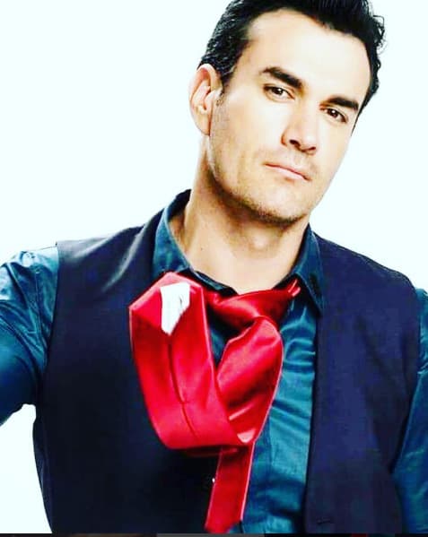 David Zepeda tiene ojos oscuros y una mirada penetrante.