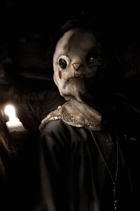 EL ORFANATO
<br>Cómo olvidar al pequeño Tomás, el fantasma encapuchado que le hace ver su suerte a la protagonista.