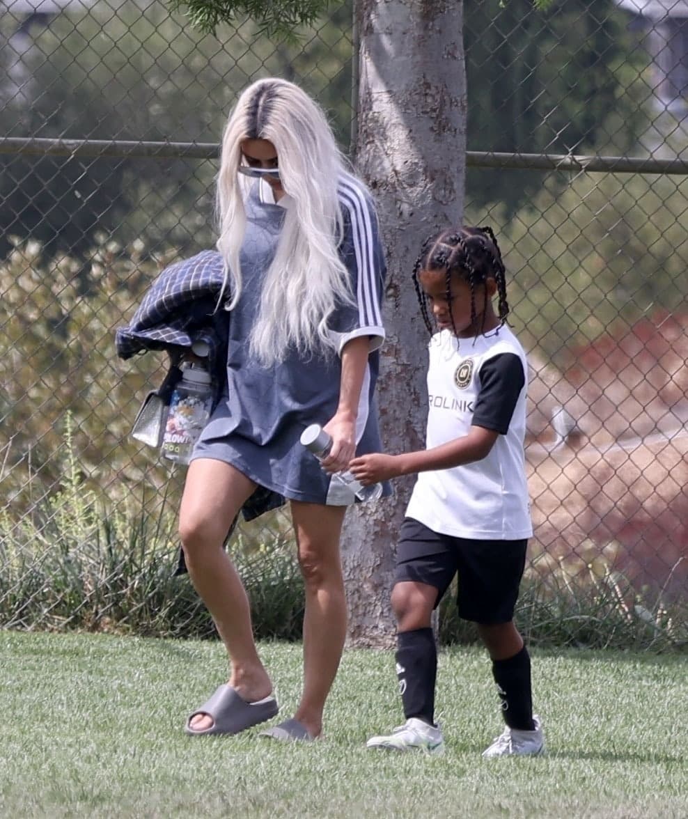 El pasado 5 de octubre la empresaria acudió a apoyar a su hijo Saint a un partido de fútbol.