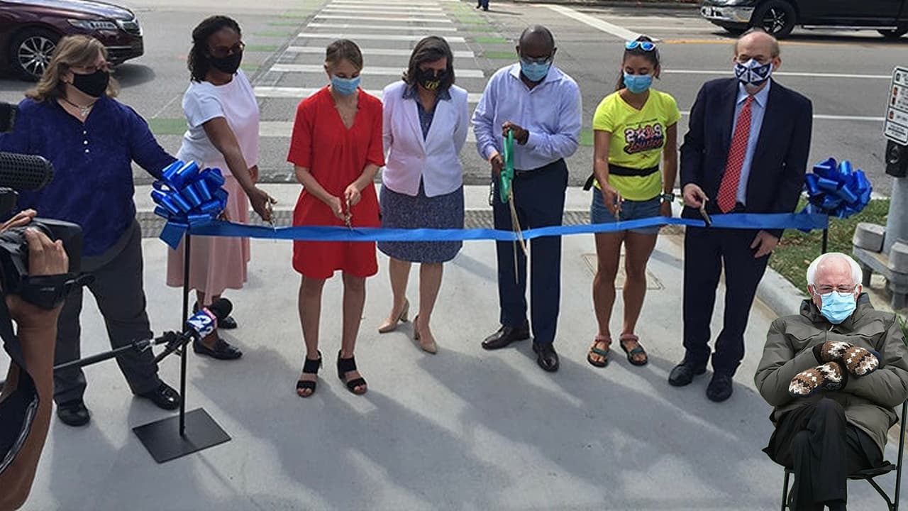 Bernie Sanders se ha tomado con humor que su foto sea viral y no por razones políticas. "En Vermont, sabemos algo sobre el frío. Y no nos preocupa tanto la buena moda" escribió en su cuenta de 
<a href="https://twitter.com/BernieSanders/status/1353024193055531009" target="_blank">Twitter</a>.