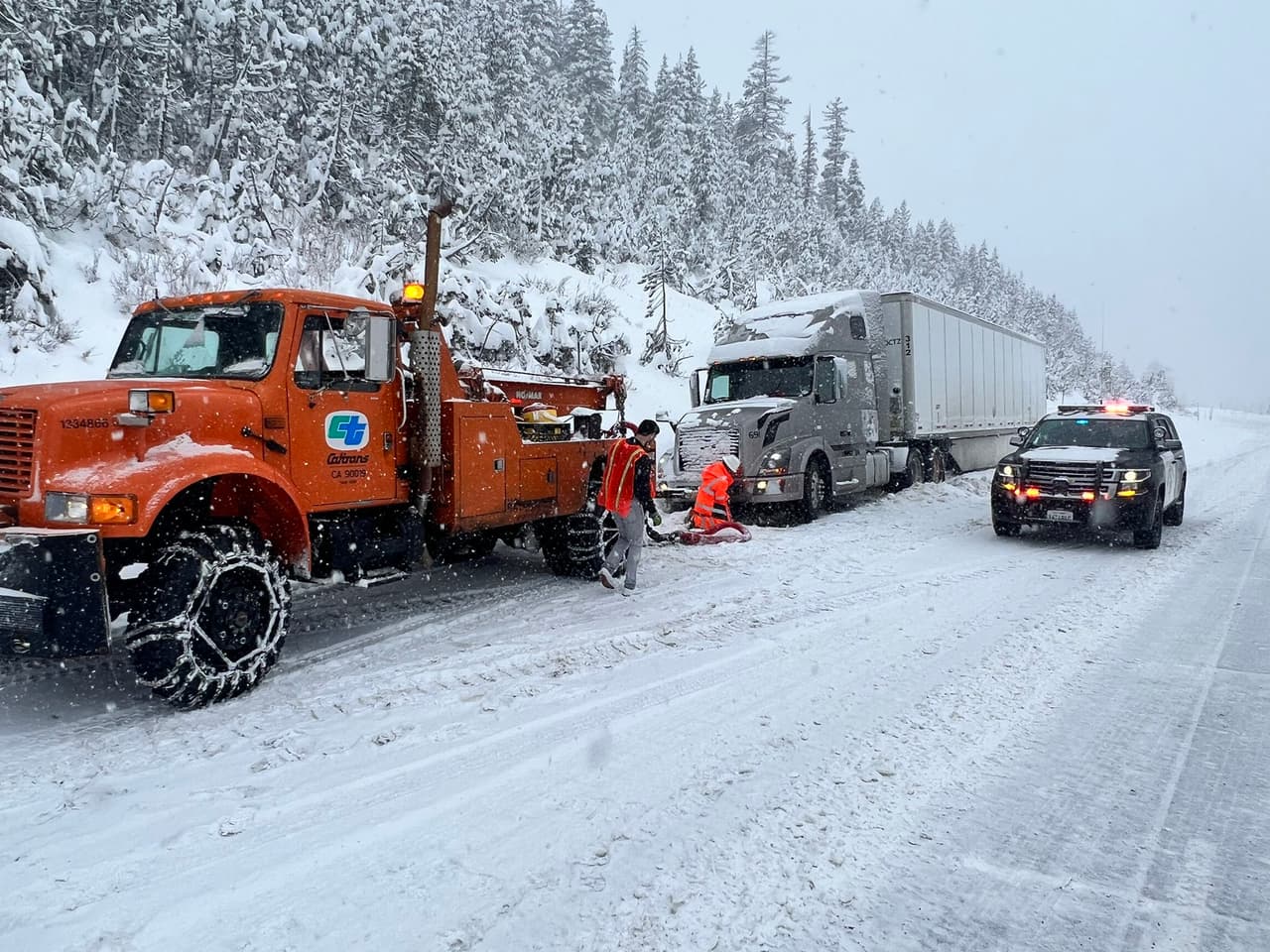 Las autoridades han pedido a los conductores que circulen con precaución y atiendan los controles de cadenas para prevenir accidentes.