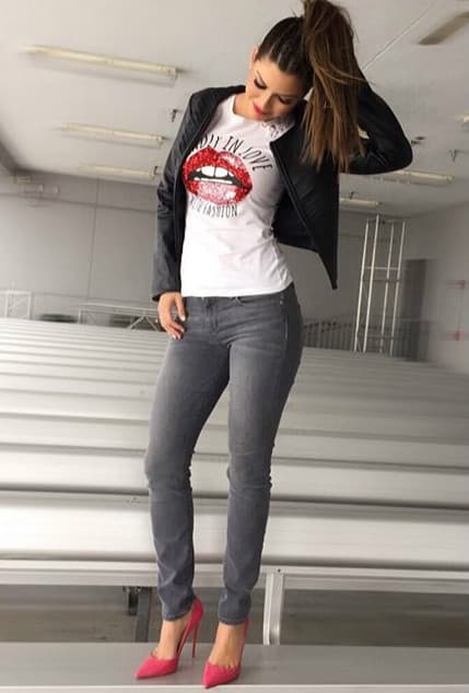 ¡Un outfit casual lo puedes transformar con un simple accesorio! Usa tacones para darle un toque de elegancia y glamour a tu outfit.