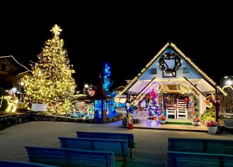 <b><a href="https://helenga.org/">Helen</a></b> es una hermosa ciudad de Georgia de inspiración alemana es un excelente telón de fondo para una aventura en las montañas Blue Ridge durante la Navidad.