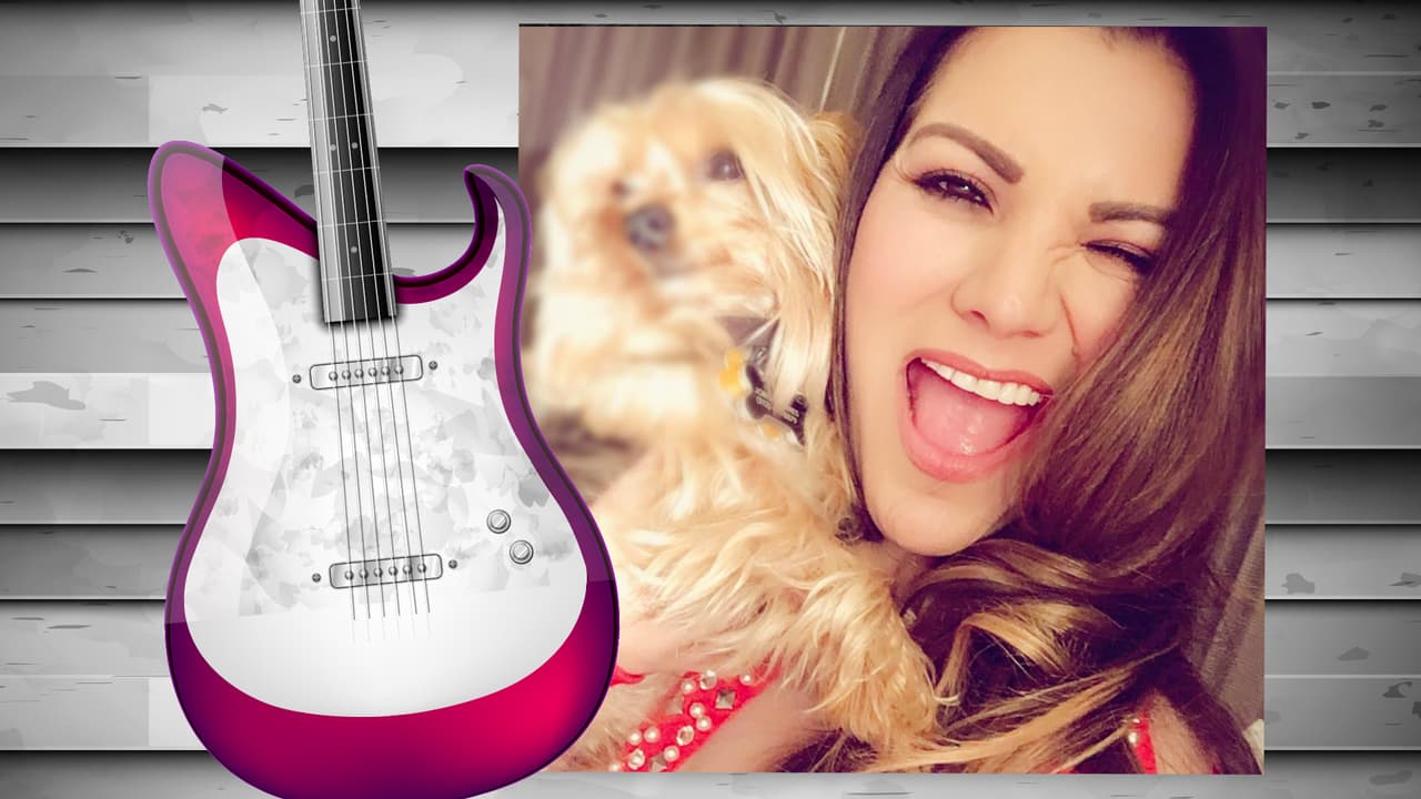 El perrito de Diana Reyes es toda una monería. Este yorkshire terrier tiene su propia cuenta de Instagram (@soyjalapeno) y acompaña a la cantante a todas partes. Aunque aún no cuenta con muchos seguidores, sólo unos 200, creemos que pronto tendrá star status. Isn't he the cutest?