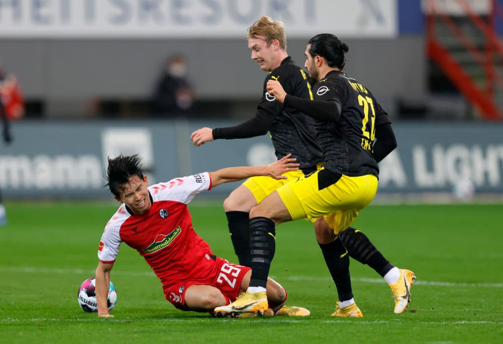 Friburgo le hizo la travesura al Dortmund que, por ahora, queda fuera de competiciones de la UEFA. Woo-yeong (49’) y Schmid (52’) marcaron por los locales; Moukoko (76’) descontó para Dortmund.