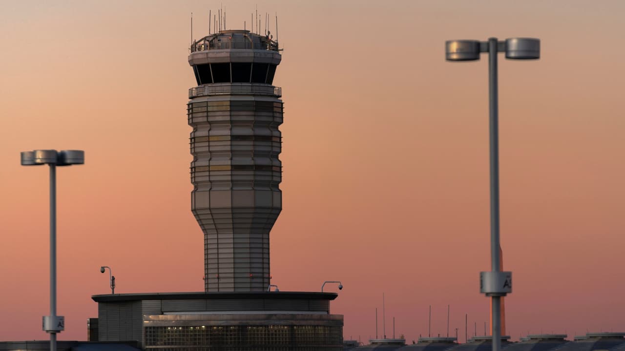 Suspenden vuelos militares cerca del Aeropuerto Reagan de DC tras serie de aterrizajes abortados