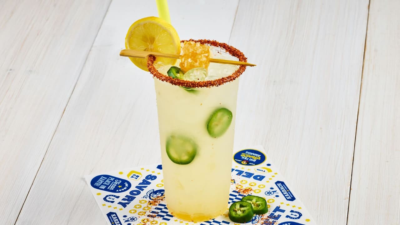 <h3 class="cms-H3-H3"><b>Hot Honeycomb Lemonade Shake Up</b></h3>
<br>Limonada con miel y jalapeño, rim de chamoy y Tajín, decorada con un trozo de panal de abeja. Una limonada muy refrescante y diferente.