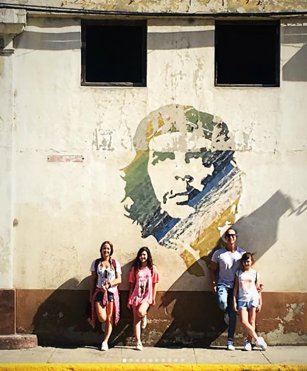 "Dicen que las ciudades son libros que se leen con los “pies”...", escribió Andrea Legarreta en varias de las imágenes que compartió.