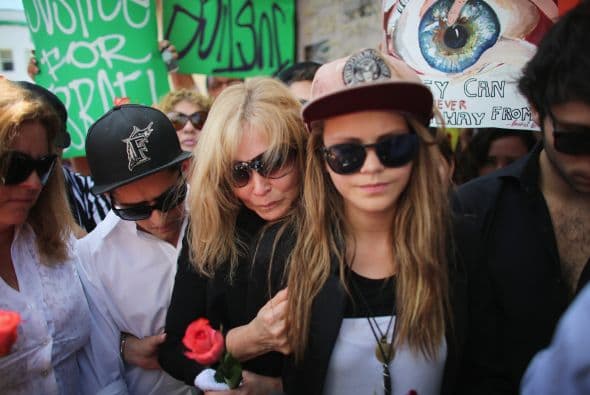 La madre y la hermana de Israel Hernández Llach abrumadas por el llanto durante la vigilia en honor al artista.