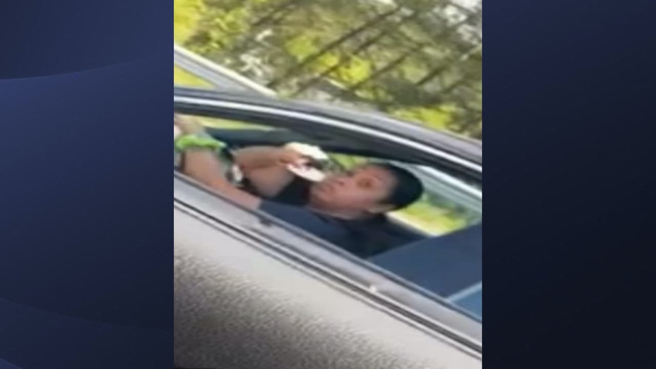 Una madre es arrestada por herir de bala en la cara a una menor de 17 años en incidente de ira al volante 