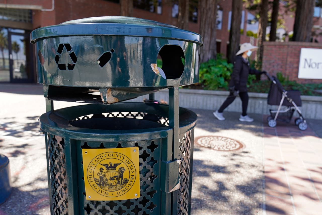 El proyecto busca reemplazar los actuales botes de basura del modelo Renaissance que han sido utilizados por más de 20 años en la ciudad. Y es que en los últimos años una de las escenas más comunes en San Francisco es ver estos cestos derramando basura junto a ropa vieja, zapatos, colchones y otros artículos.