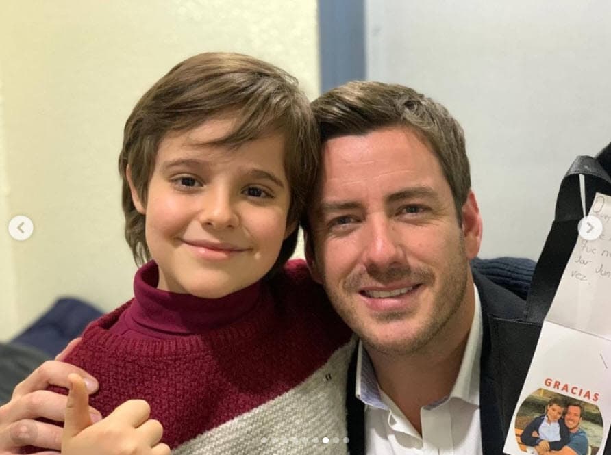 Mientras tanto, el niño goza de estar haciendo realidad uno de sus más preciados sueños: actuar. 
<br>