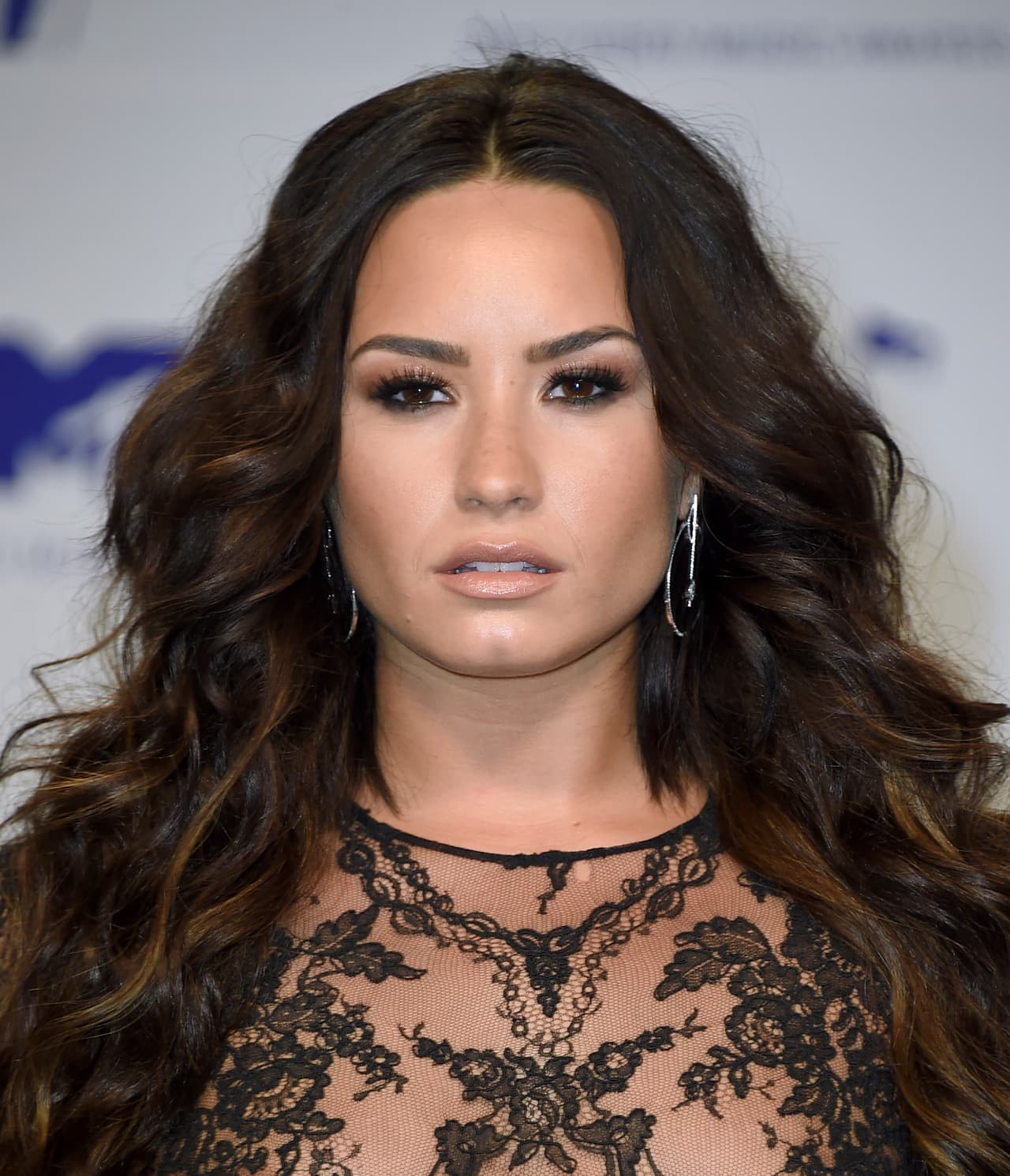 “La última vez que di una entrevista tan larga estaba drogada, había usado cocaína”, dijo Lovato al inicio del documental que recorre sus relaciones amorosas, sus adicciones y hasta su lucha contra la bulimia.