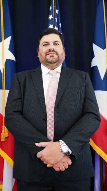 <b>Carlos Mellado López</b> - Es un médico primario con 20 años en el campo. Fue designado como el secretario del Departamento de Salud.