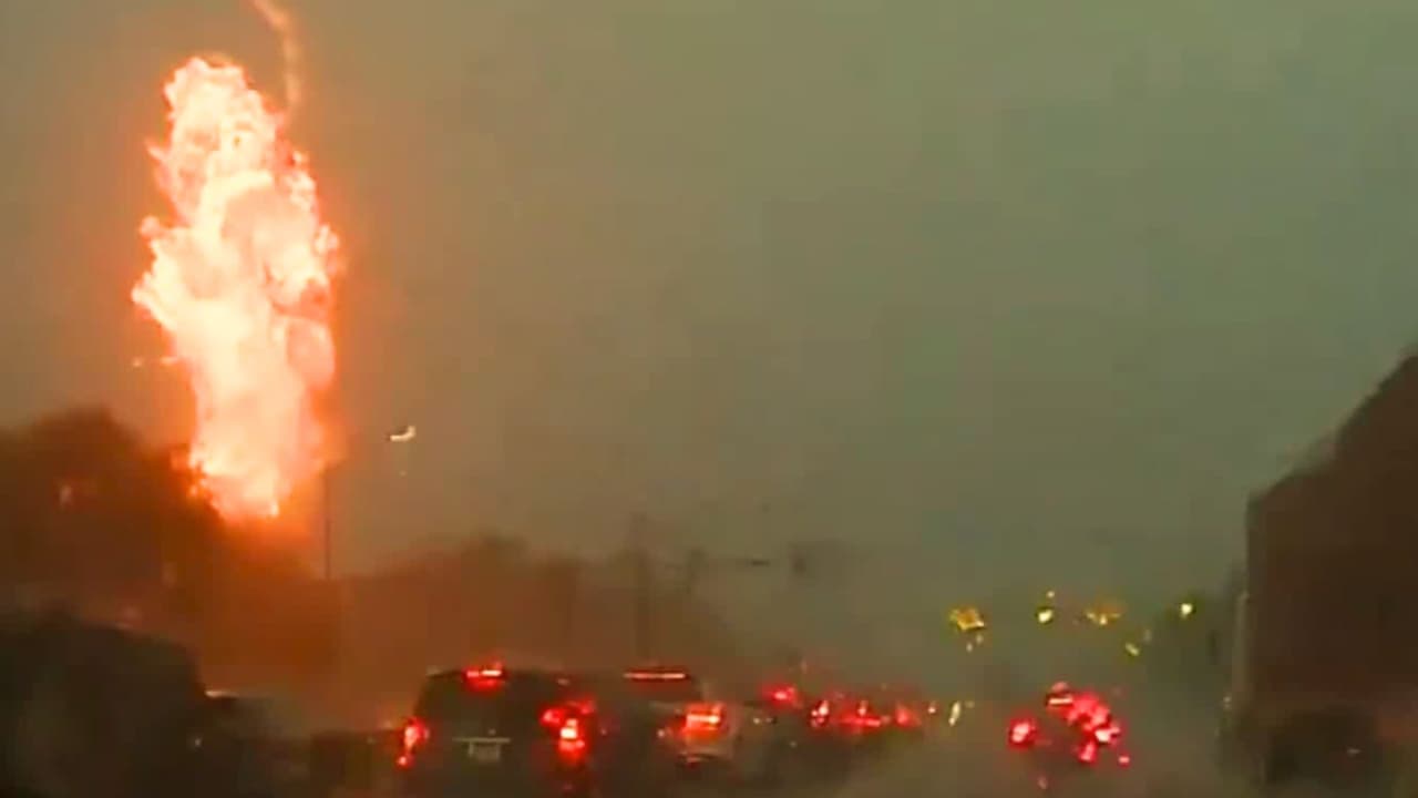 El momento en que un rayo cae sobre una autopista y desata una explosión en Carolina del Sur