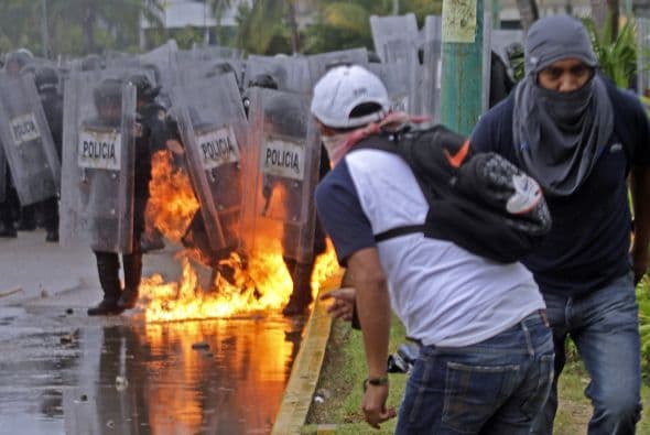 Algunos manifestantes usaron bombas molotov contra las autoridades que les impedían el paso.