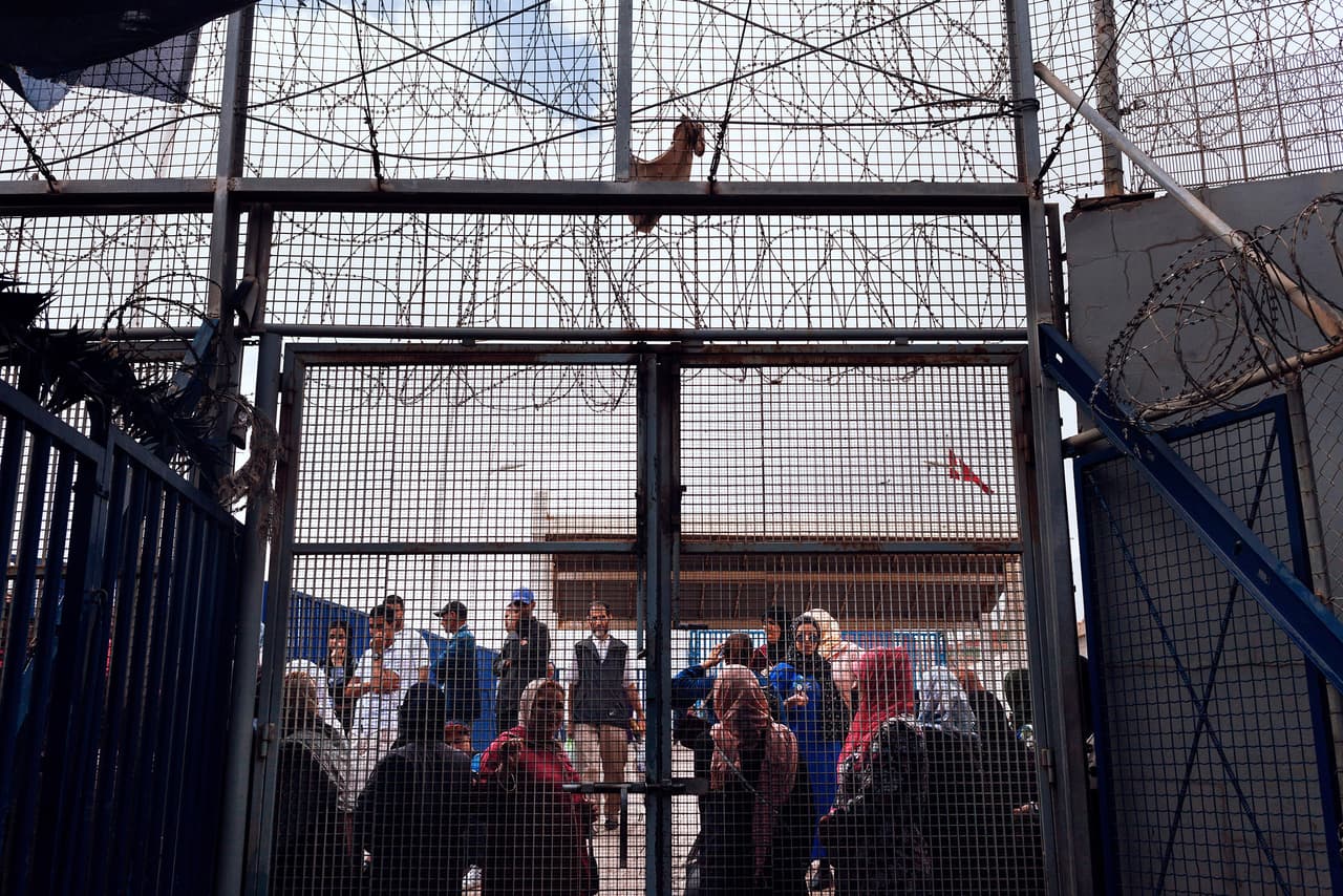 La ciudad ha sido parte de España desde 1497 y es administrada como una comunidad autónoma española desde 1995. En la fotografía ciudadanos marroquíes esperan por la apertura del Barrio Chino, uno de los cuatro puntos de entrada a Melilla desde Marruecos.